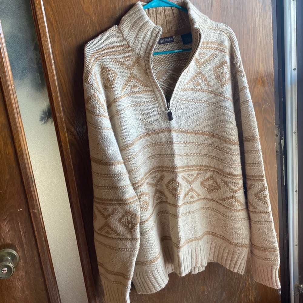 Men’s St. John’s Bay sweater. Size Large.